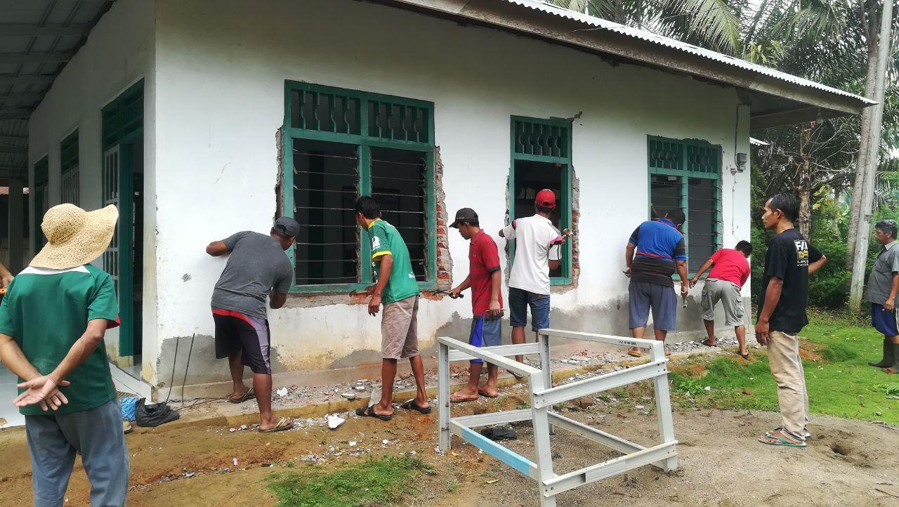 Gotong Royong di Musholla Al Isro’ Bersama Warga Blok B Pulau Beringin Bengkulu Tengah